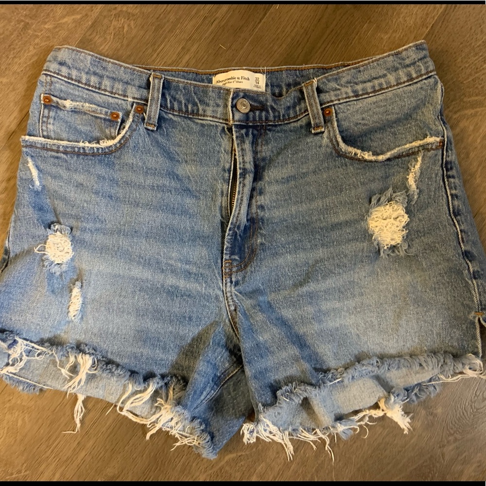 Abercrombie 4 inch high rise shorts! Size 32